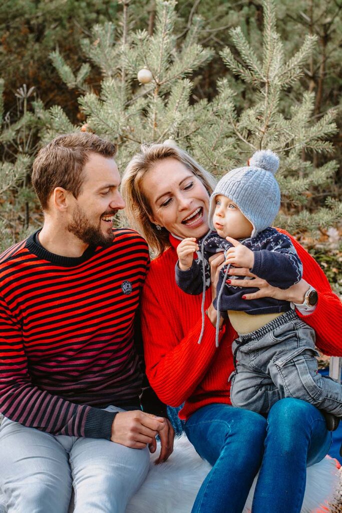 Fotografie veselé rodiny z vánočního rodinného focení