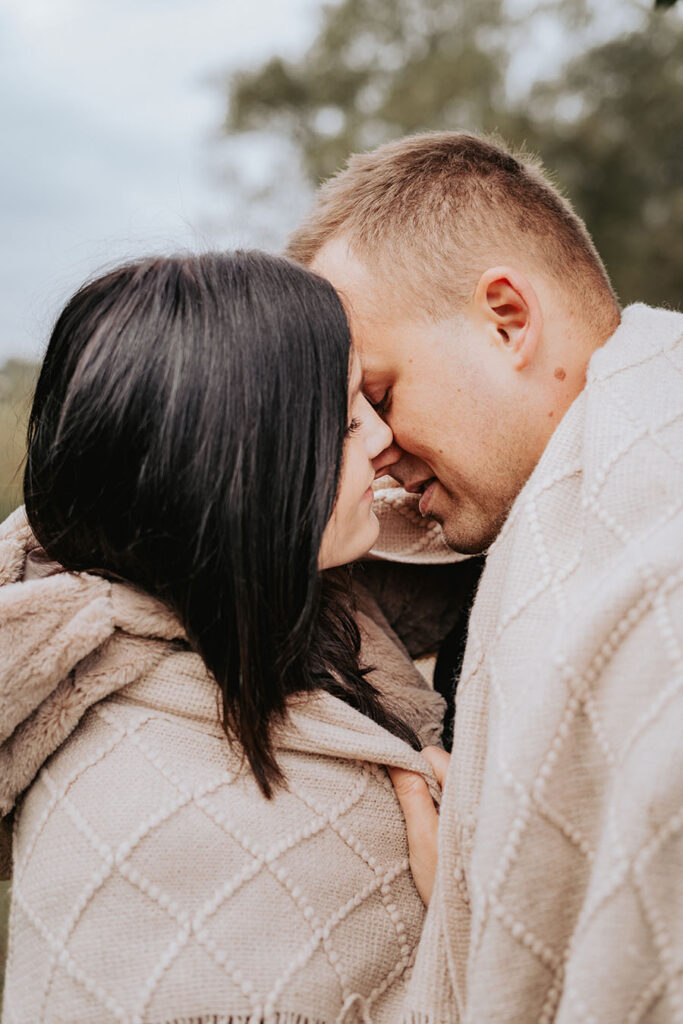 Muž a žena se romanticky líbají